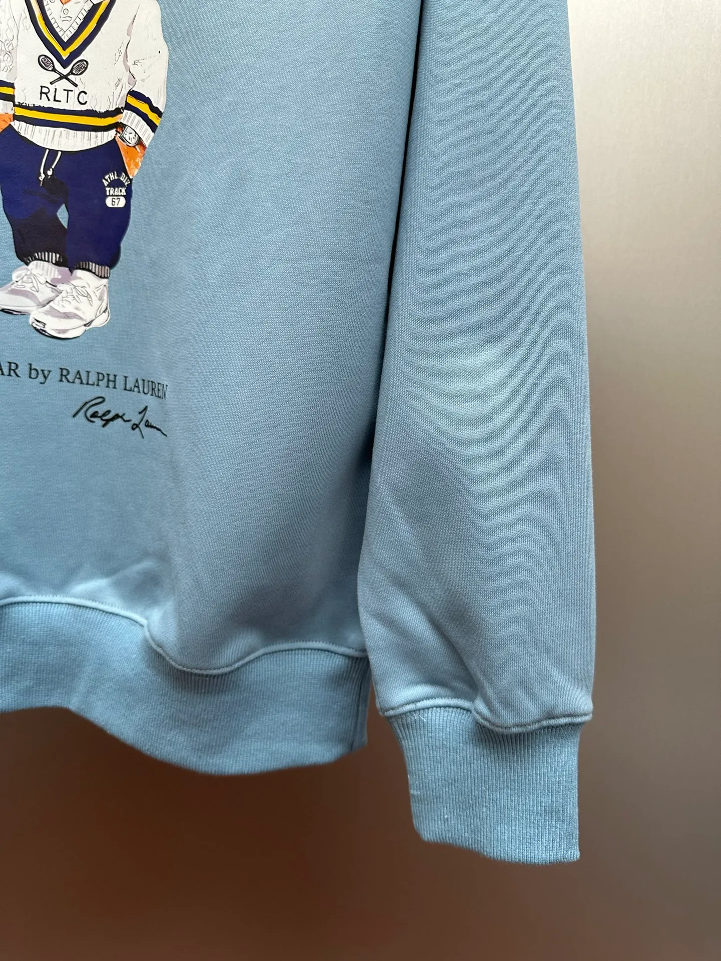 P250 RalphLauren/Ralph Lauren 2025 new autumn and winter bear letter printed terry sweatshirt Ralph Lauren's age-reducing item, the coat fabric is made of 60% cotton➕40% polyester, which not only retains the softness, comfort and breathability of cotton, but also adds the wear resistance and wrinkle resistance of polyester fiber, making the clothes more durable and easy to care for. Even in slightly cooler weather, you won't feel stuffy when wearing it. This kind of fabric has a natural crisp feel and is not easy to pill or deform. The bear on the chest is printed with English letters. It is full of color, full of three-dimensionality, and lifelike, adding a bit of liveliness and interest to the whole sweatshirt. There is no pressure to dress, regardless of age or gender. Complete accessories!  Color: Cailan Size: S M L XL